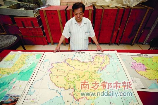 伍先生希望地图展能给观众上一堂爱国主义教育课