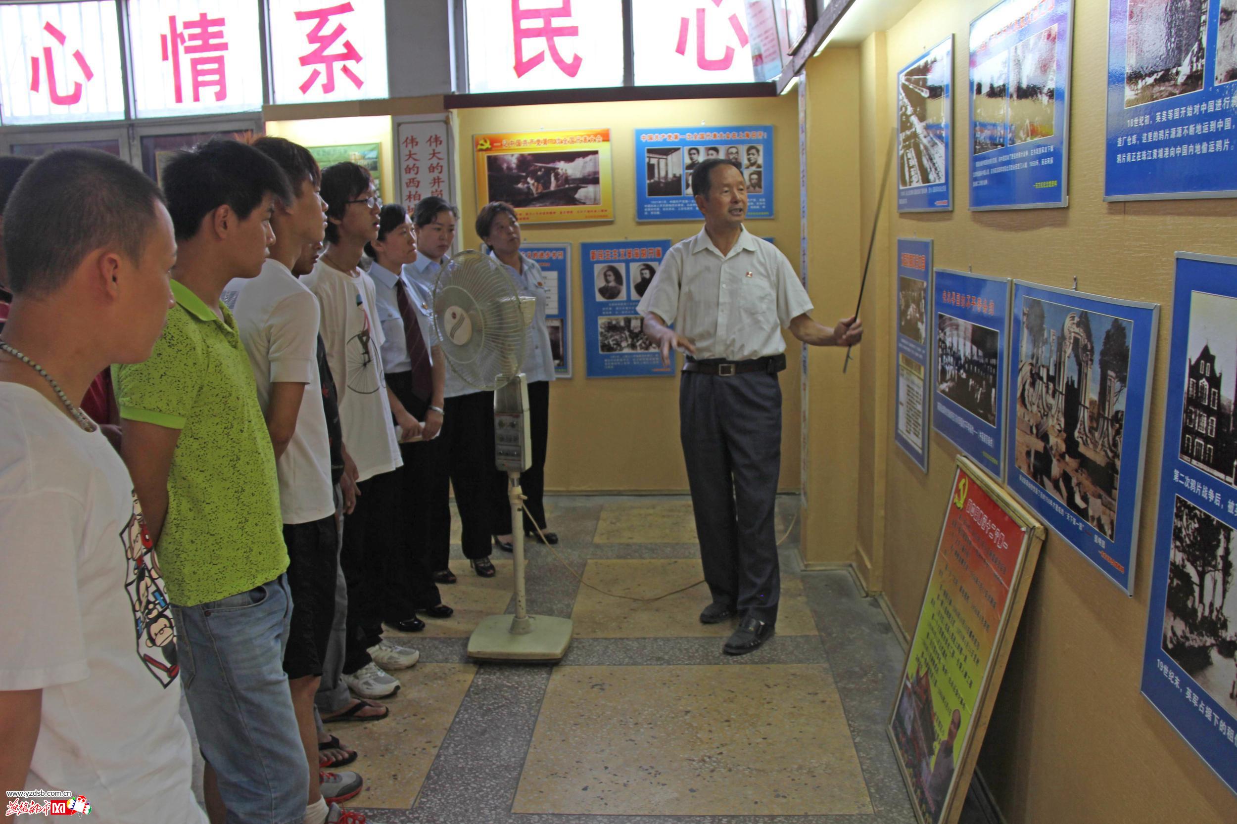 馆长李占梅正在讲解革命红色历史